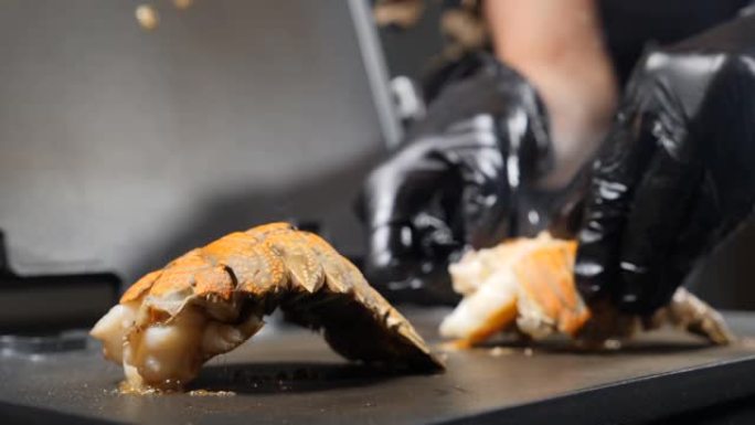 厨师烹饪烧烤海鲜的特写镜头。美味的烤龙虾尾正在烤架上烹饪。在豪华餐厅烹饪海鲜。慢动作食物镜头。全高清