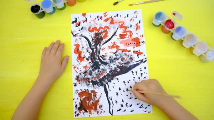童趣画自由风格的跳舞女孩或女人的抽象剪影。
