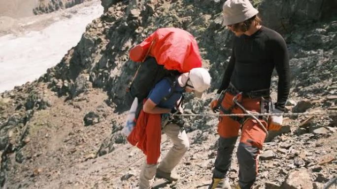 该指南介绍了如何使用带有登山扣的降落器，防坠落装置。