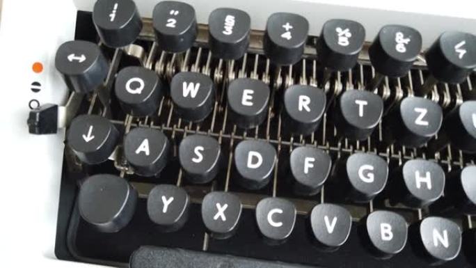 复古打字机的机制。旧打字机锤子。特写。