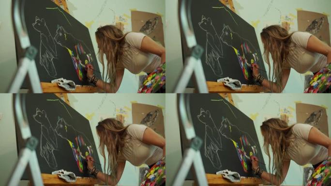 富有创意和才华的少女，用丙烯酸涂料在黑色画布上绘制抽象艺术