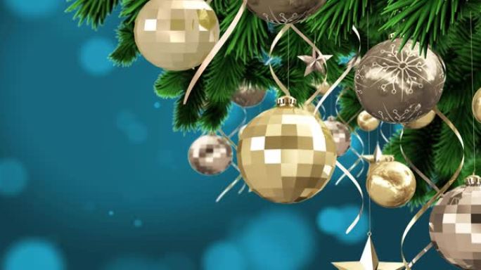 圣诞装饰品挂在圣诞树上，蓝色背景上的光斑