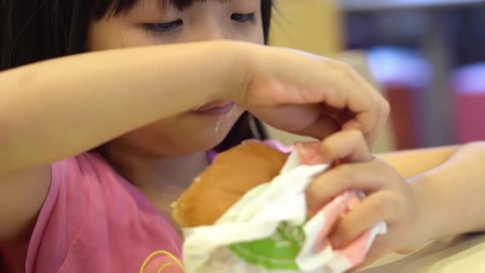 中国小女孩吃汉堡