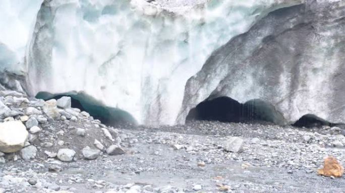 冰融水落在冰洞的入口处。