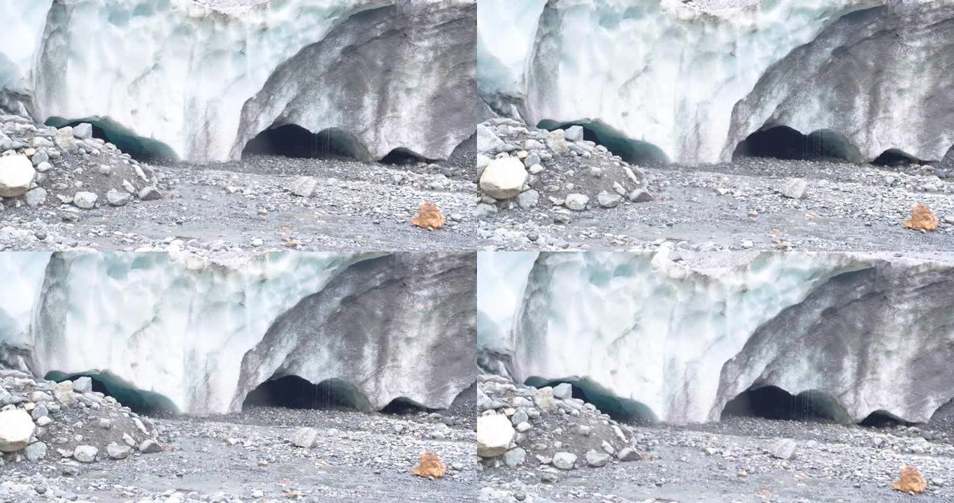 冰融水落在冰洞的入口处。
