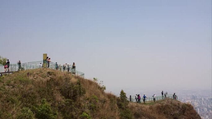 俯瞰巴西贝洛奥里藏特市的塞拉多库拉尔山游客的时间流逝