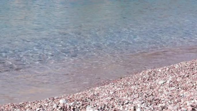 黑山的大理石圆石滩。最干净的海石海滩上的清澈波浪
