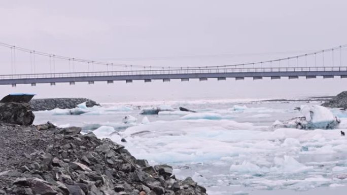 冰岛钻石海滩的吊桥和大海