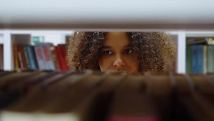 图书馆的黑人女孩在书架上寻找书