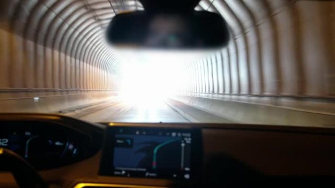 汽车在通往光明出口和冬季岛的隧道中的高速公路上行驶