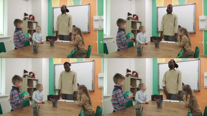 一位非裔美国老师在教室里以嬉戏的方式教一群孩子