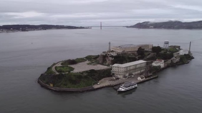 旧金山湾恶魔岛的鸟瞰图。美国。最著名的恶魔岛监狱，监狱。观光的地方。前景中的游客渡轮