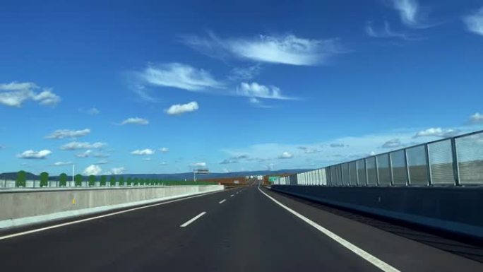 在高速公路上行驶第一视角沿途风景行车安全