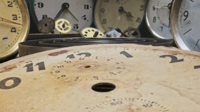 备件和损坏的时钟。老式钟表匠工作坊，带钟表。
