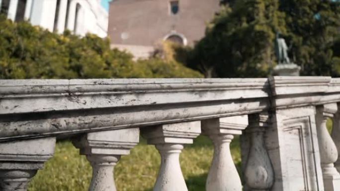 罗马古色古香的大理石扶手楼梯通向罗马市中心的卡比托利山，大理石小柱子装饰扶手。古代历史雕塑和纪念碑，