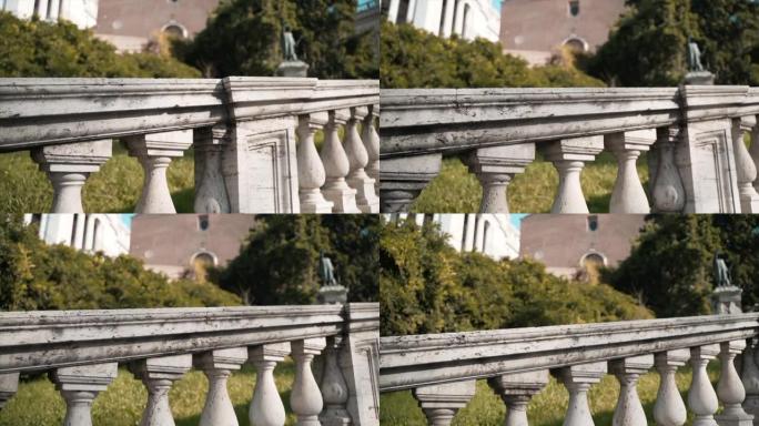 罗马古色古香的大理石扶手楼梯通向罗马市中心的卡比托利山，大理石小柱子装饰扶手。古代历史雕塑和纪念碑，