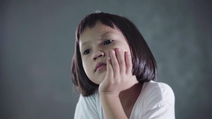 亚洲女童因与朋友的网络欺凌关系而感到悲伤和沮丧。
