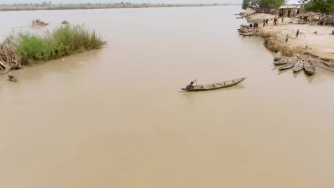 一个村民划着当地的独木舟