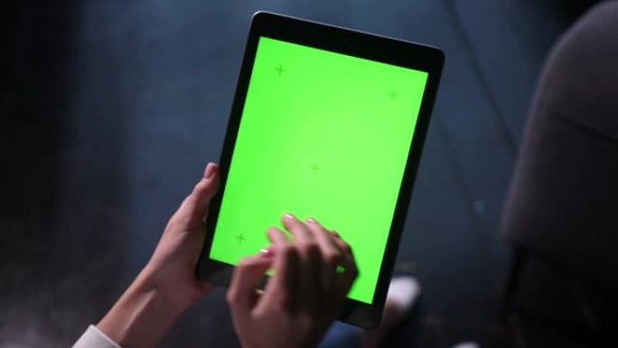 ipad平板电脑的色度键绿色屏幕。女性触摸、轻敲、滑动。
