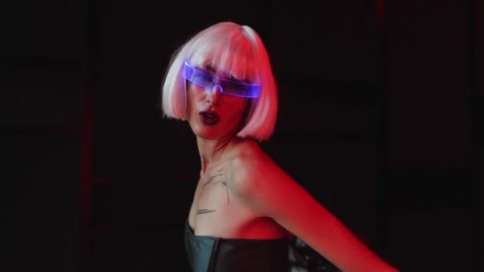 艺术赛博朋克视频，一个戴着发光眼镜的女人