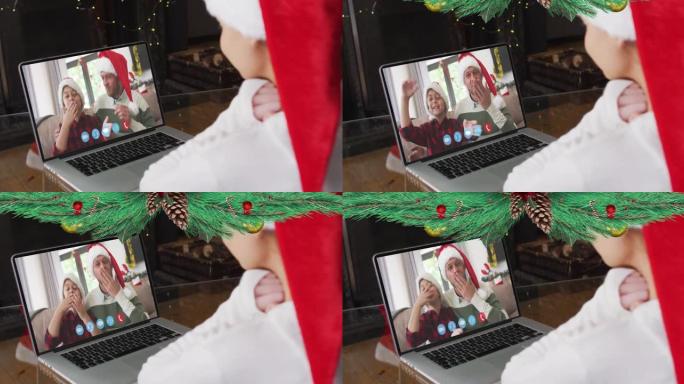 与家人在笔记本电脑视频通话中戴着圣诞老人帽子的白人女孩的圣诞装饰品动画
