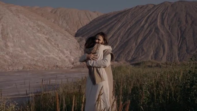 玛丽在漫长的离别后奔向耶稣并拥抱他。感人的时刻。