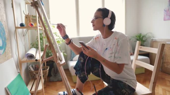 专注的年轻女艺术家利用她的空闲时间，在在线教程的帮助下创作了一件令人惊叹的艺术品