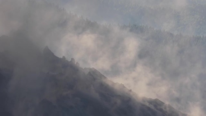 火山烟雾沿着燃烧的斜坡下降