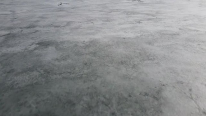 湖或河上冰上的无人机景观。在水上裂开并融化冰。
