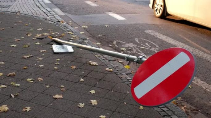 危险车祸中损坏的断杆上的街道禁止进入标志