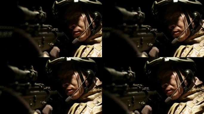 一名戴着头盔、身穿军装的军人站在黑暗的演播室里，拿着步枪瞄准。士兵看到武器，特写镜头。战斗和武器的概