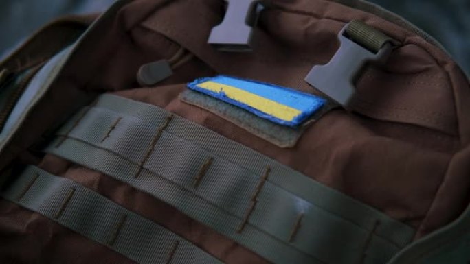 近距离拍摄的军用背包与乌克兰国旗