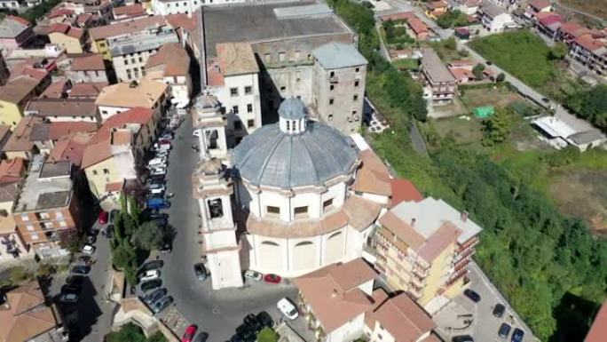意大利拉齐奥的瓦尔蒙托内市，多里亚·潘菲利宫和圣母升天大学教堂。
