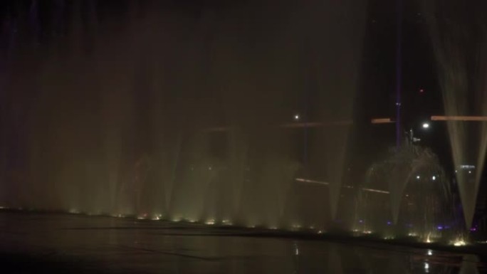 城市夜晚的水之泉。