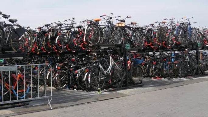荷兰阿姆斯特丹-2019年4月24日: 中央火车站的一个巨大的自行车铺位停车场。