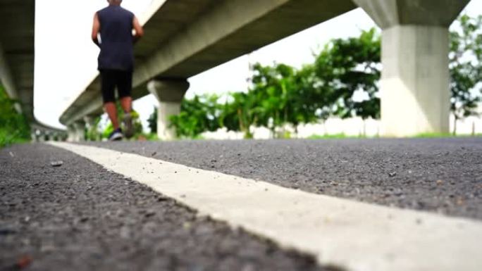 在柏油路白边线上奔跑的男子