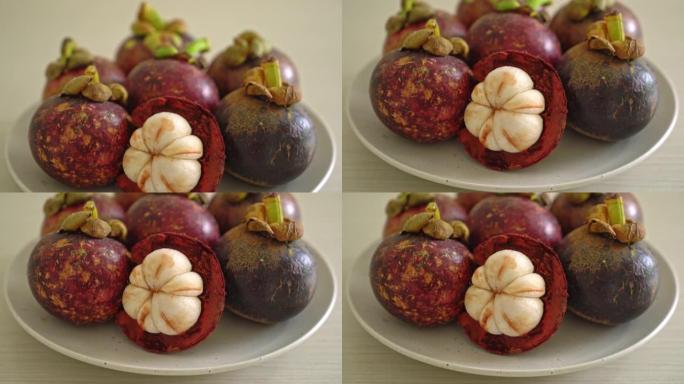 白盘上新鲜成熟的山竹水果