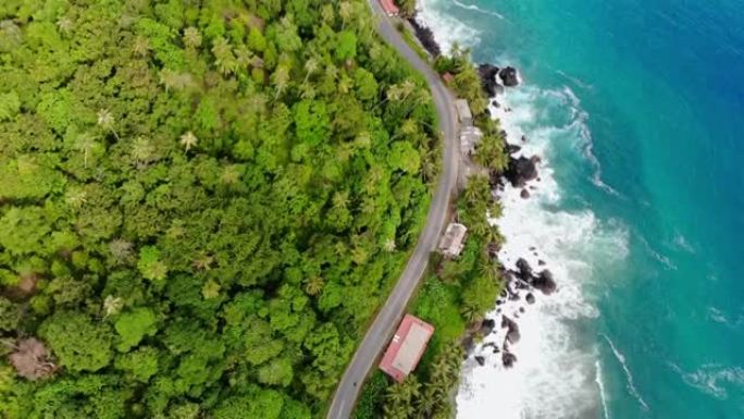 山海之间的柏油路，交通安静