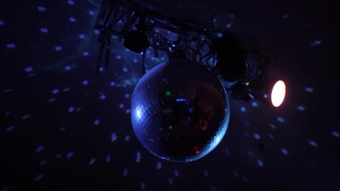 天花板上的镜面迪斯科球在俱乐部中旋转
