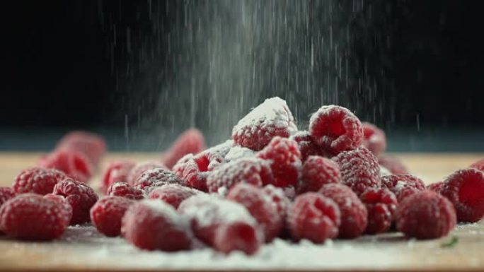 糖粉落在木表面上的红树莓堆上