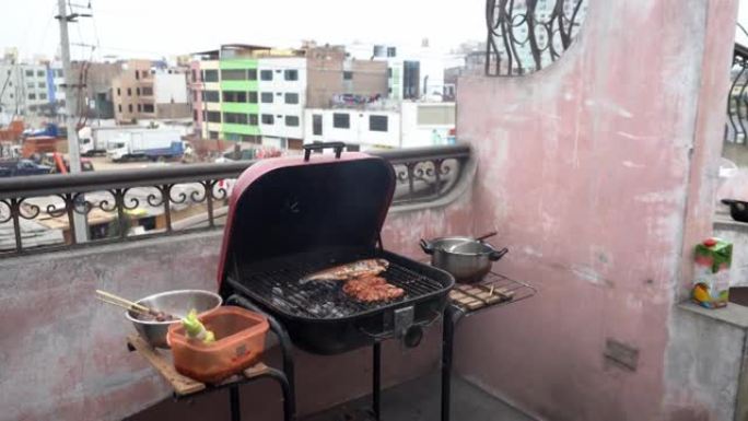 一个家庭烤架，里面有鳟鱼和香肠，烧炭，白天在屋顶上吸烟，4k