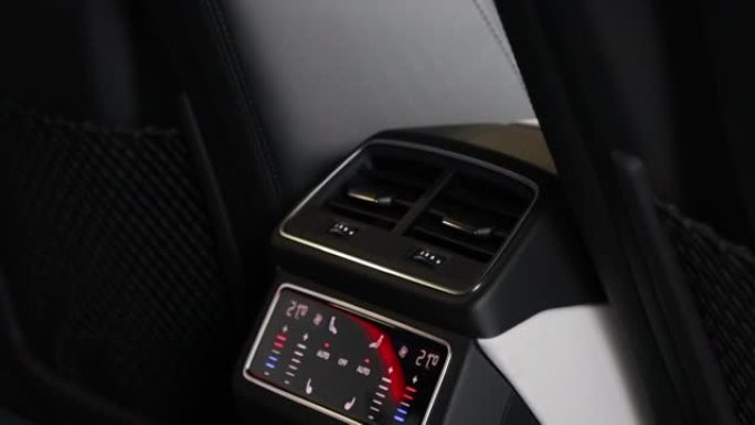 现代高级轿车中的Pan top气候控制。后排乘客的空调。屏幕上的控件。