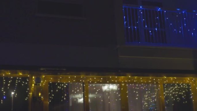 装饰联排别墅冬夜美丽的圣诞外景。瑞典。欧洲。乌普萨拉。