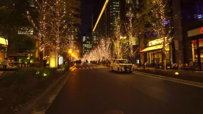 走在东京丸之内的圣诞节照明中。