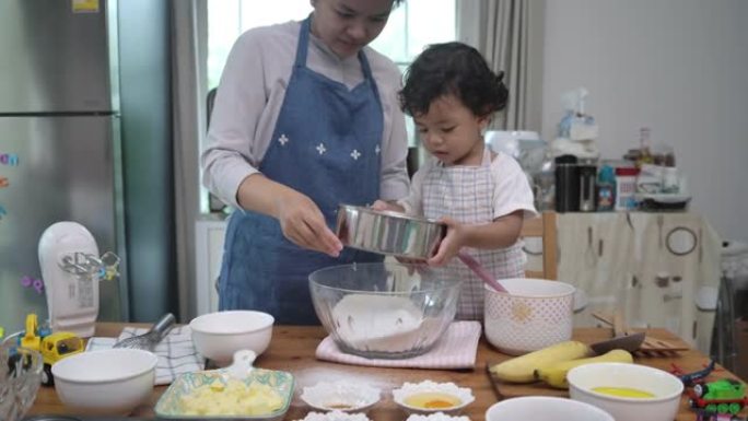母子俩一起做纸杯蛋糕。