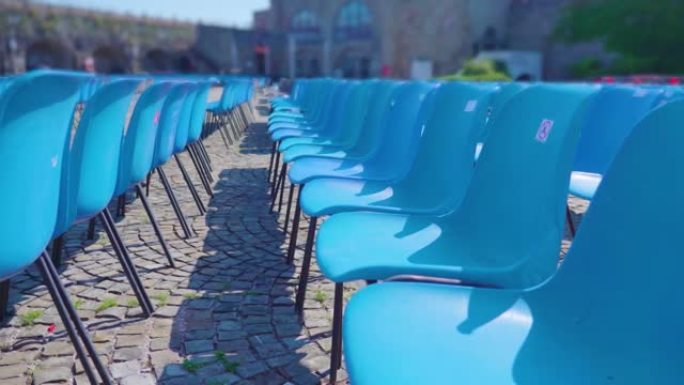 城镇历史中心的一排排蓝色时尚椅子