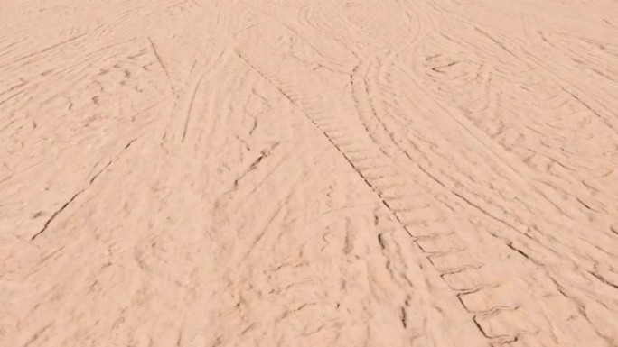 沙滩或沙漠上轮胎痕迹的鸟瞰图-无缝循环