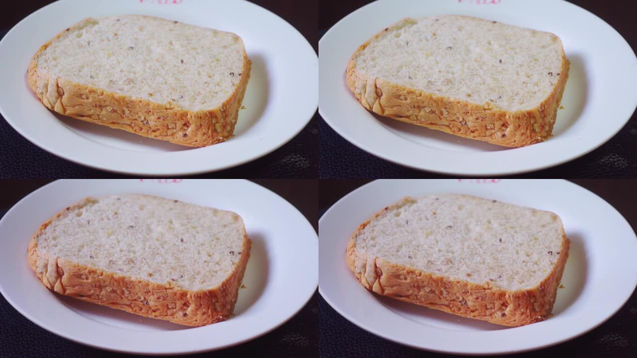 早餐时在白盘上放一个面包