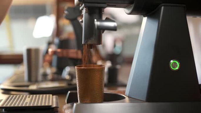 4k亚洲男子咖啡师在咖啡研磨机中研磨烘焙咖啡豆