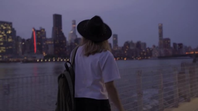 纽约市的年轻女子纽约市的年轻女子夜晚下班